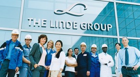 Linde and BOC employees in front of the linde group building.